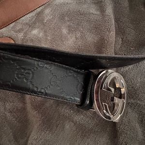 Men’s black Gucci belt good condition size 105-42